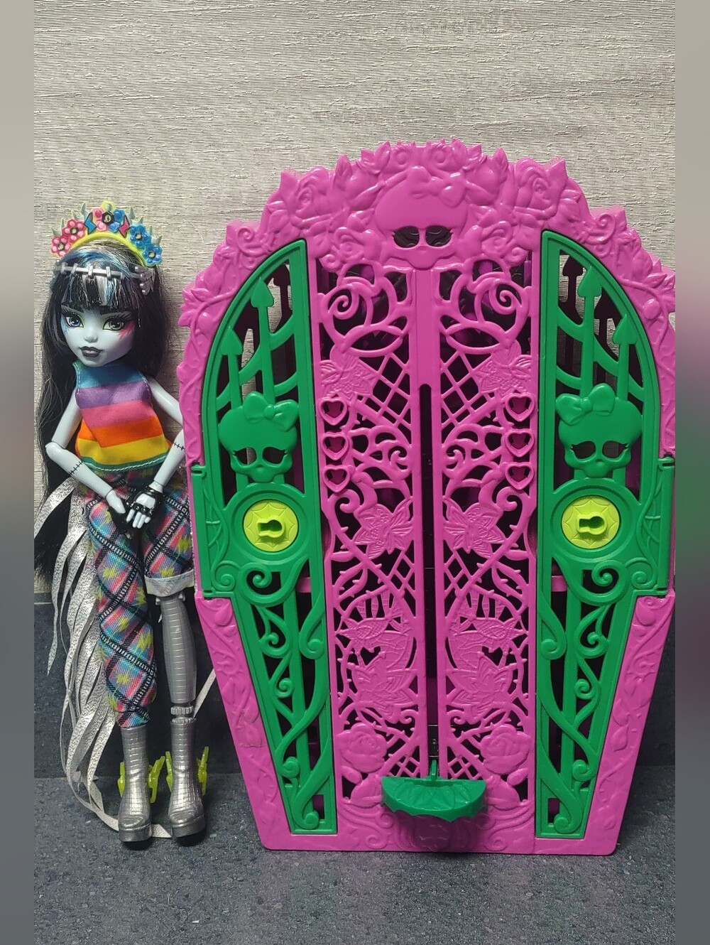 Monster High Doll Lot - G3 Monster Fest Frankie Stein + Coffin Locker Set Bundle